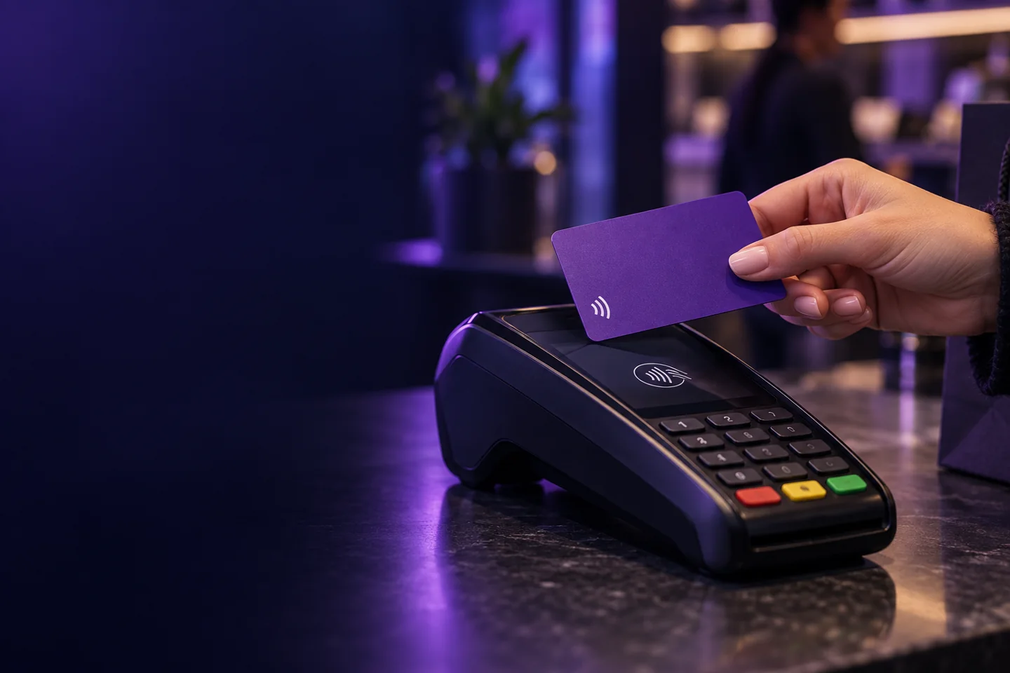 Pagamento por aproximação com cartão roxo — imagem conceitual